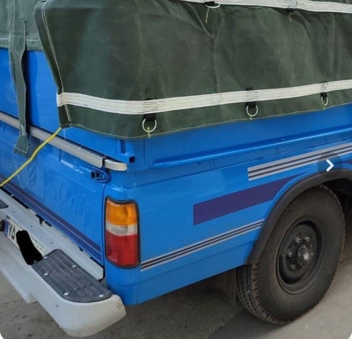 چادر نیسان روباری ۳×۴ چهار ردیف قلاب با دم اسبی بزرگ و طناب روی کار با قلاب آهنی